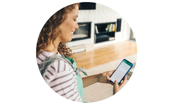 Chica mandando un mesaje por WhatsApp