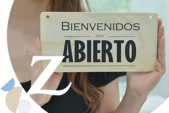 chica aguantando cartel de abierto