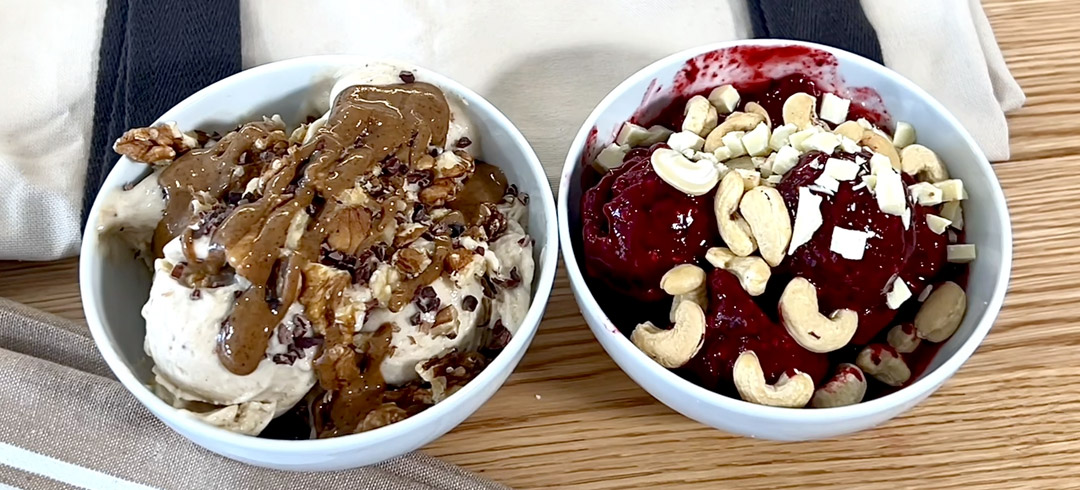 Dos helados saludables con anacardos, nueces y frutas