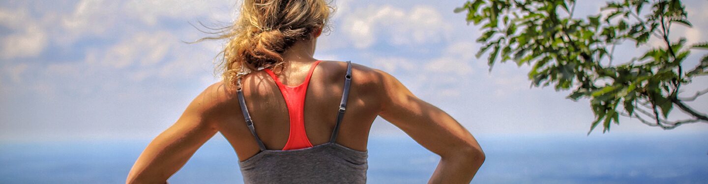 Mujer con el mar de fondo