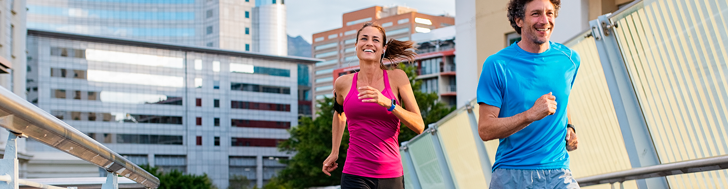 Dos personas corriendo por una ciudad