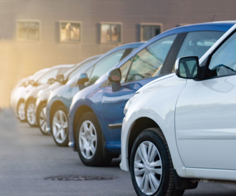 mismo modelo de coche aparcados en línea