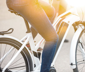 Persona montada en una bicicleta eléctrica