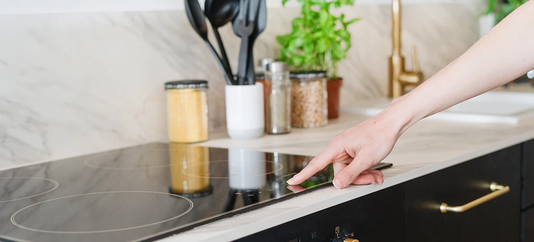 Persona encendiendo una vitrocerámica