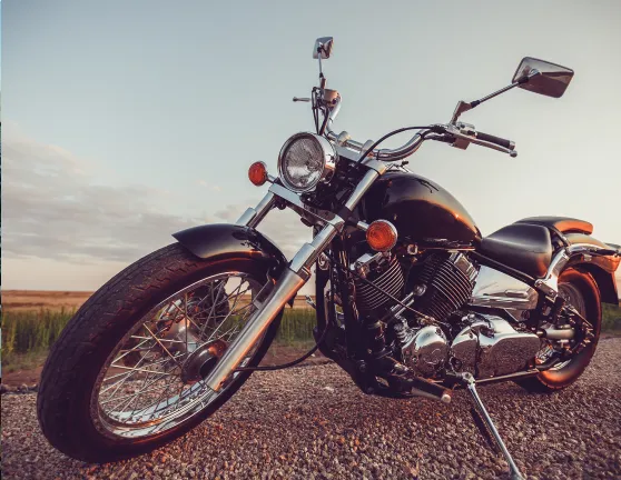 Una moto negra estacionada durante un atarceder