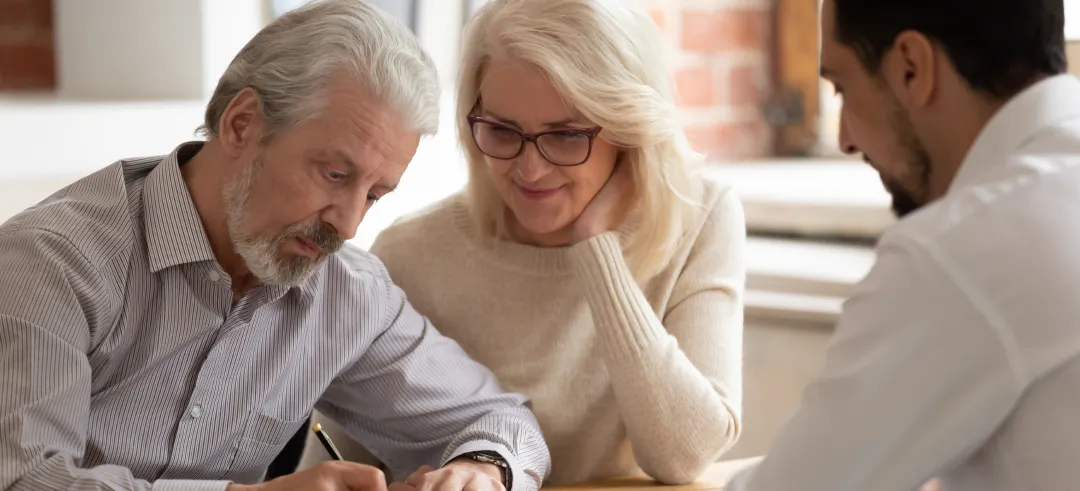 Pareja firmando testamento frente a notario