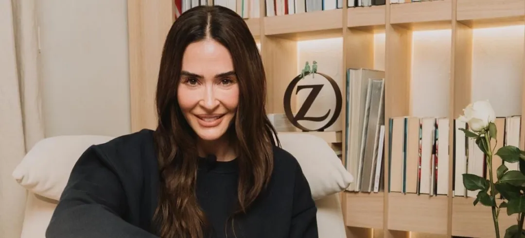 Vicky Martín Berrocal junto a la librería de su casa.