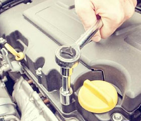 mecánico reparando un motor